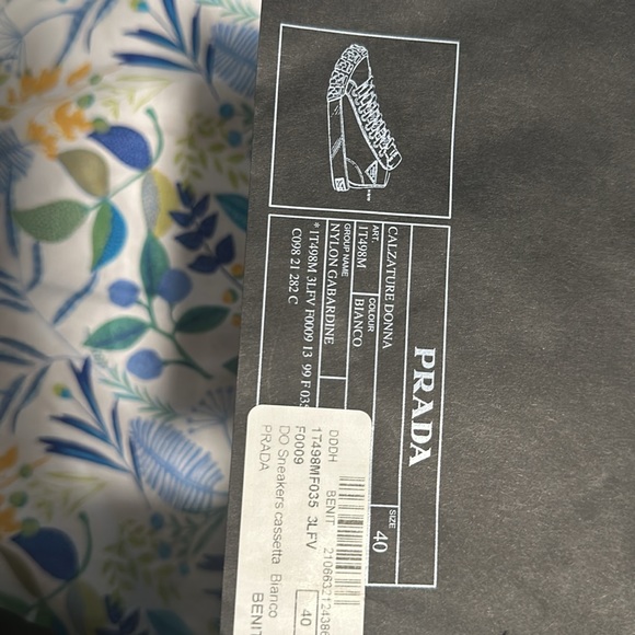 White authentic Prada sneakers, excellent condition used them twice size 40 - Picture 4 of 6